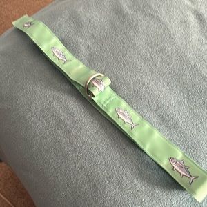 Vineyard Vines men’s D-Ring fish belt